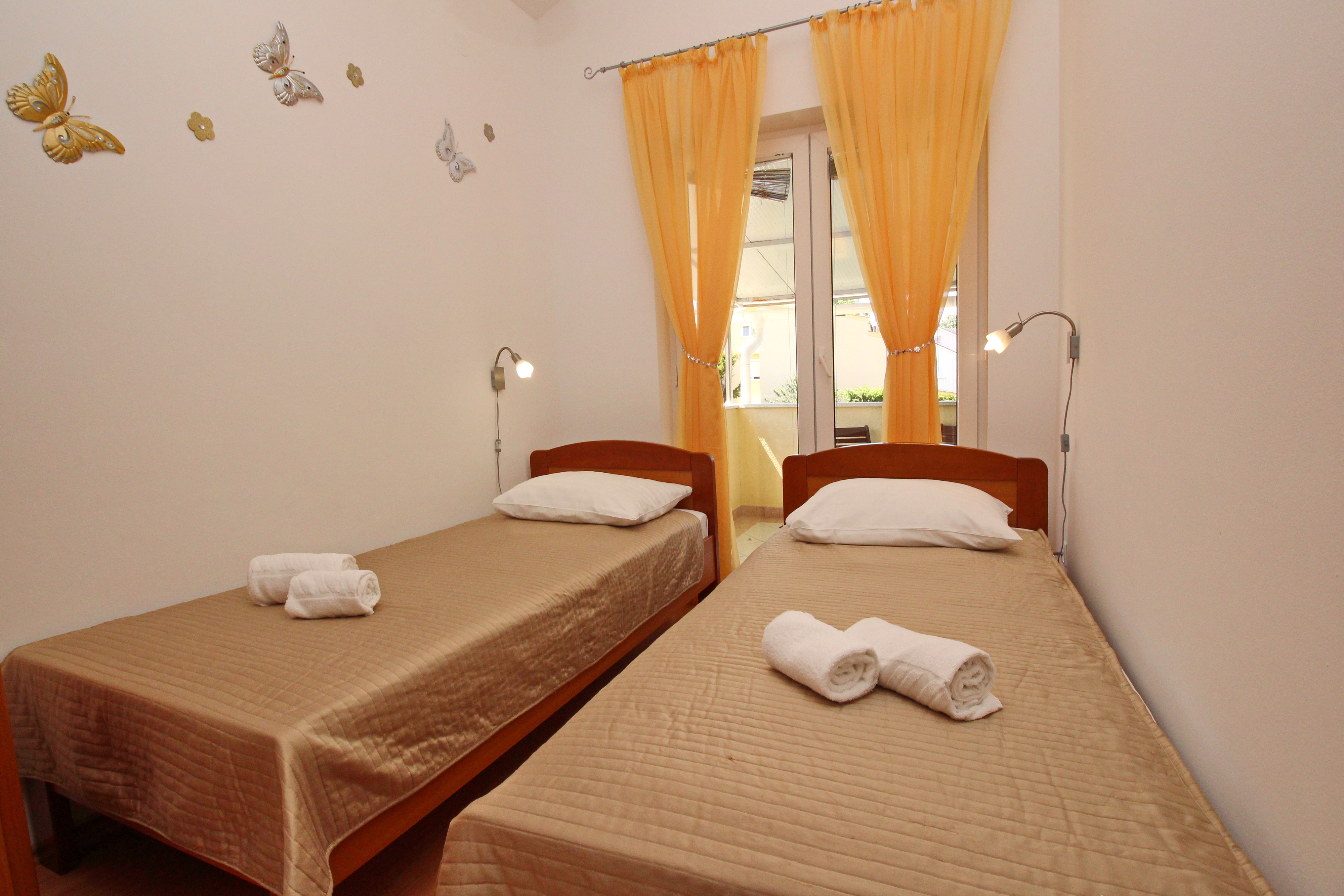 Two bedroom apartment with terrace and sea view Baška, Krk  A-b
