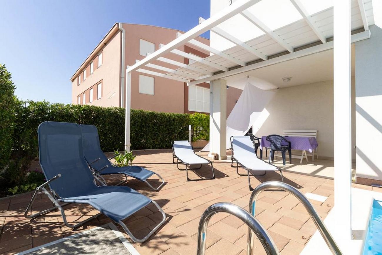 Two bedroom apartment near beach Sabunike, Zadar  A-a