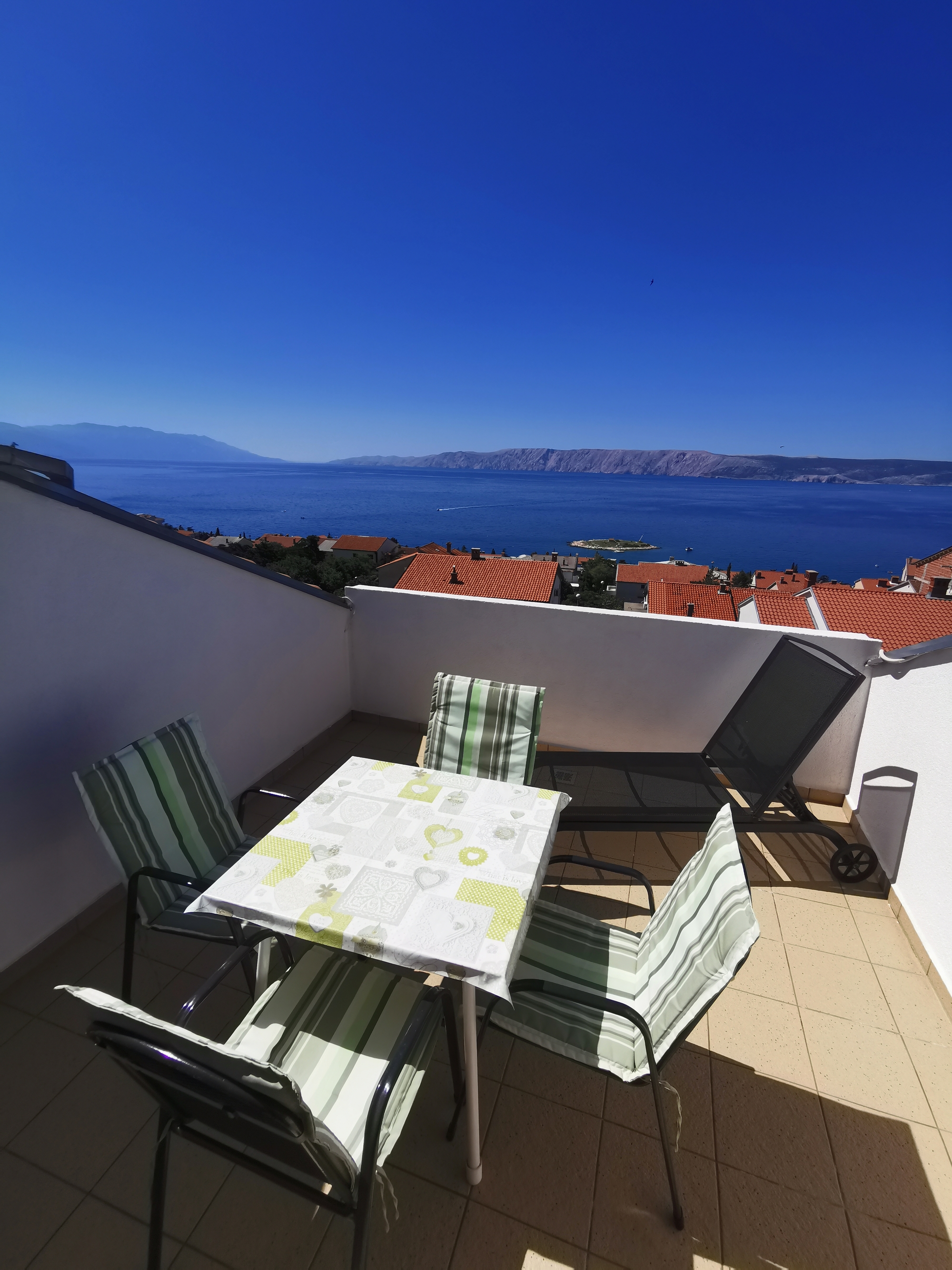 Two bedroom apartment with balcony and sea view Novi Vinodolski  A-d