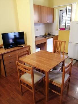 Srebreno, Dining room in the studio-apartment.