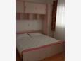 Ložnice 1 Lopar, Ložnice 1 v ubytování typu apartment, domácí mazlíčci povoleni a WiFi.