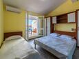 Sypialnia 1 Makarska, Sypialnia 1 w zakwaterowaniu typu apartment, Dostępna klimatyzacja, zwierzęta domowe są dozwolone i WiFi.