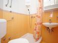 Ванная комната Makarska, Ванная комната в размещении типа studio-apartment, Домашние животные допускаются и WiFi.