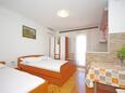 Dormitorio Makarska, Dormitorio in the studio-apartment, air condition available, (pet friendly) y WiFi.