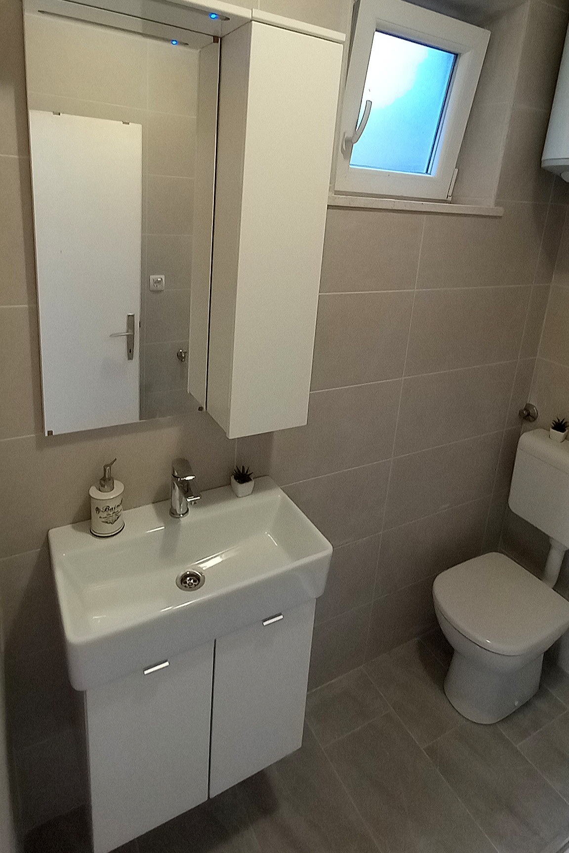 Two bedroom apartment near beach Zavalatica, Korčula  A-a