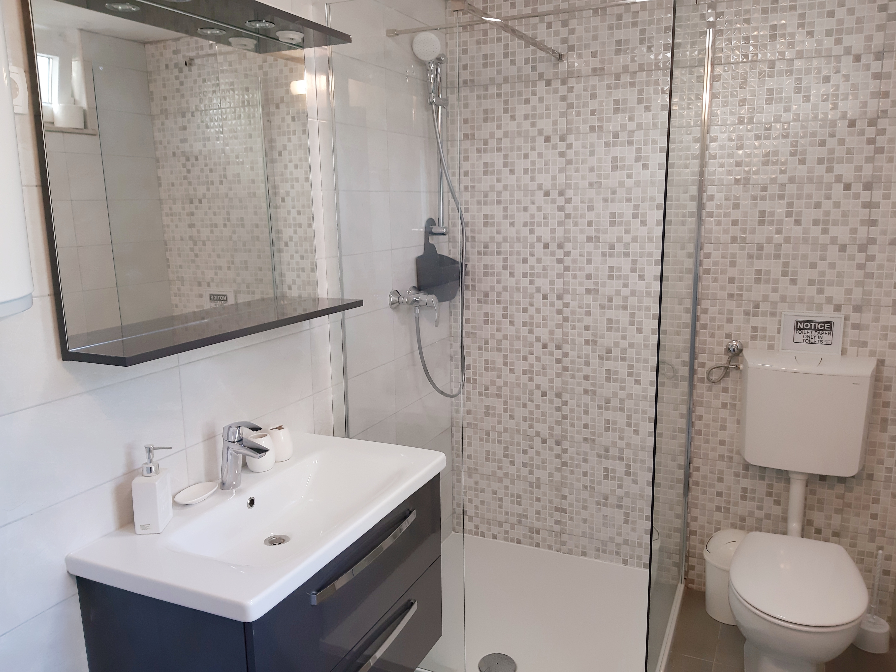 Two bedroom apartment near beach Zavalatica, Korčula  A-b