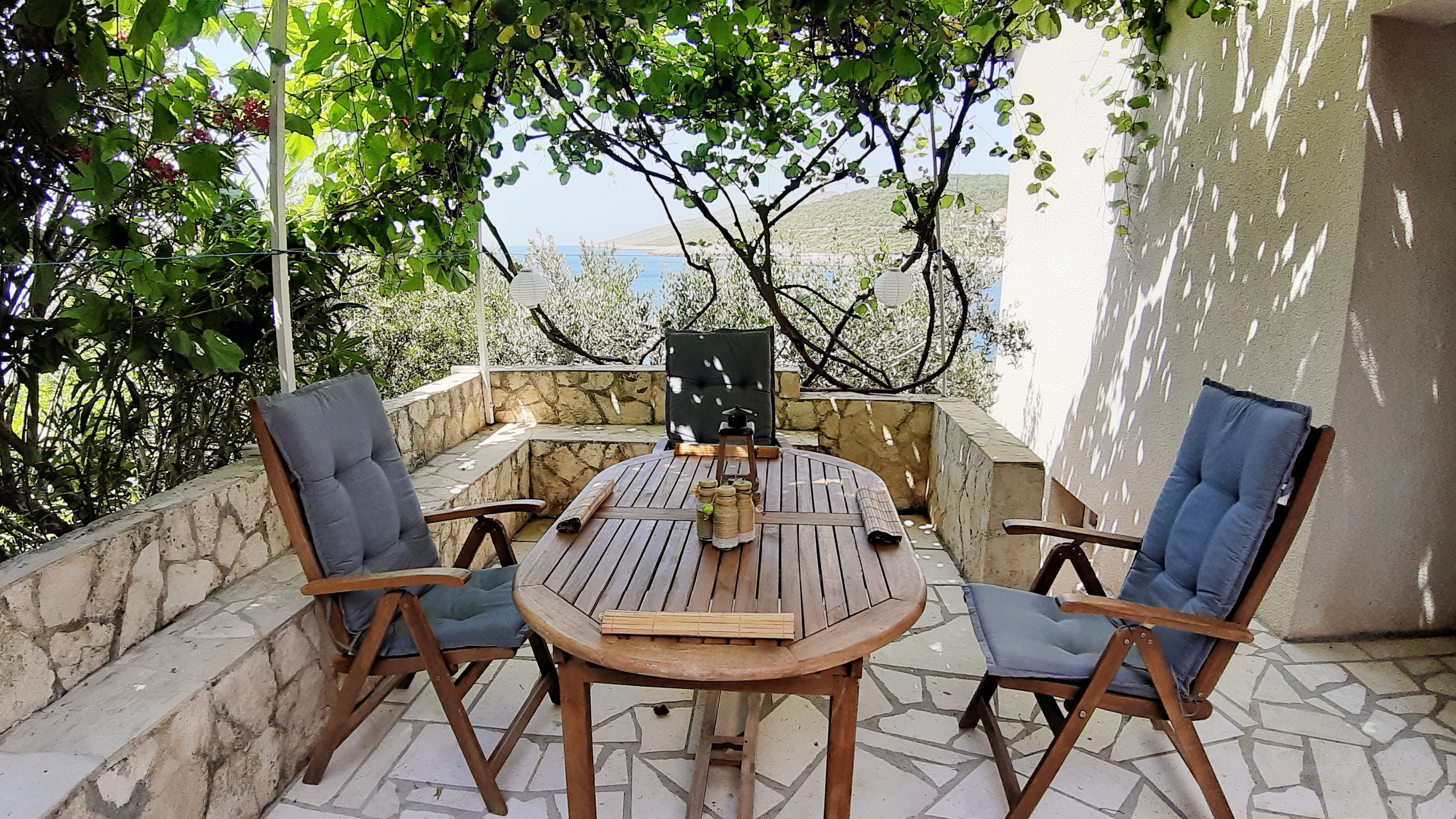 Two bedroom apartment near beach Zavalatica, Korčula  A-b