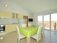 Krvavica, Dining room in the apartment, air condition available and WiFi.