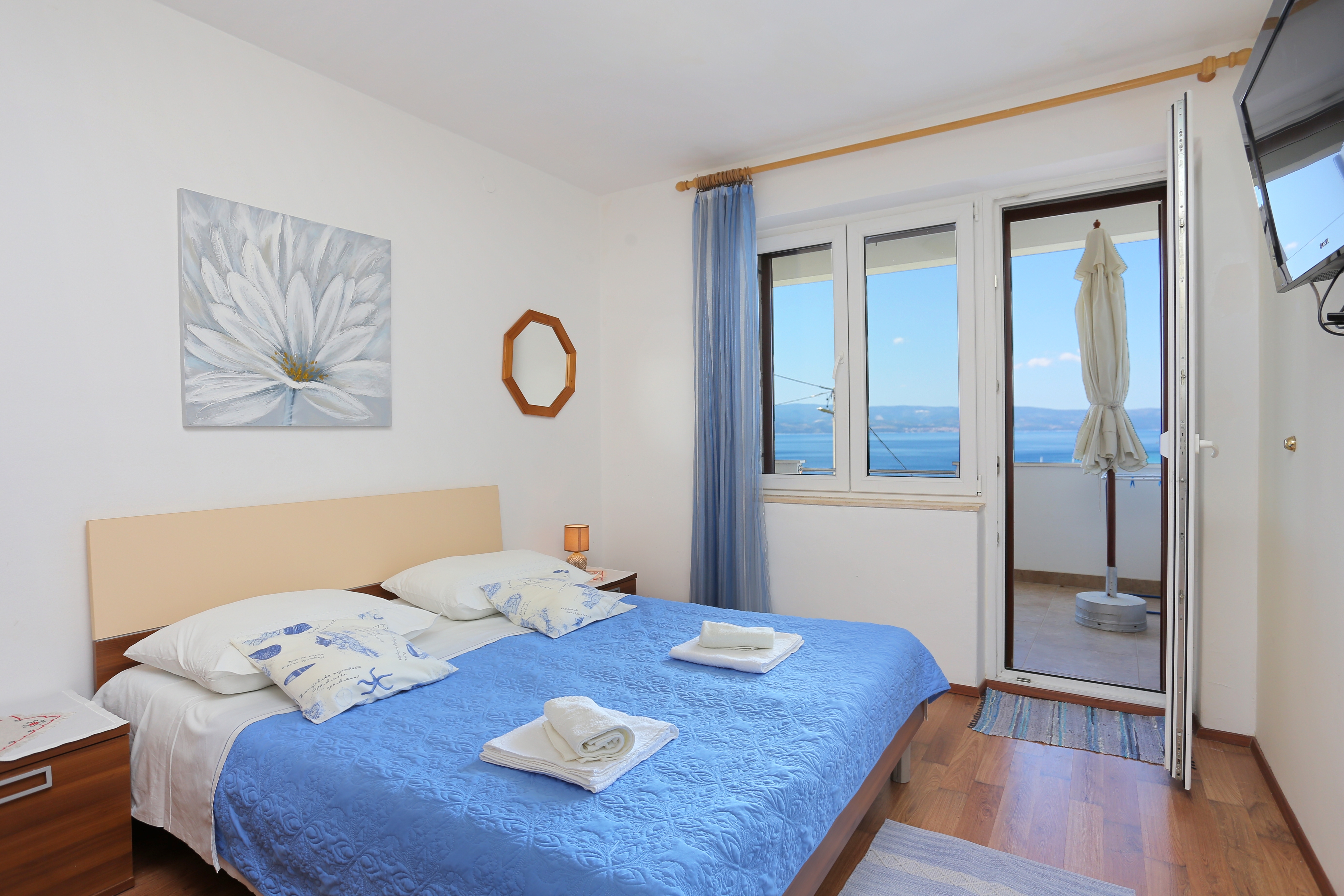Two bedroom apartment with terrace and sea view Omiš (A-18919-a)