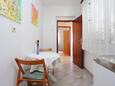 Omiš, Dining room in the apartment, (pet friendly) and WiFi.