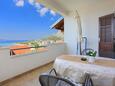 Omiš, Terrace in the apartment, with a sea view, (pet friendly) and WiFi.