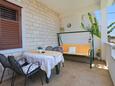 Omiš, Terrace in the apartment, with a sea view, (pet friendly) and WiFi.