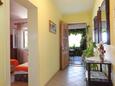 Omiš, Hallway in the apartment, air condition available, (pet friendly) and WiFi.