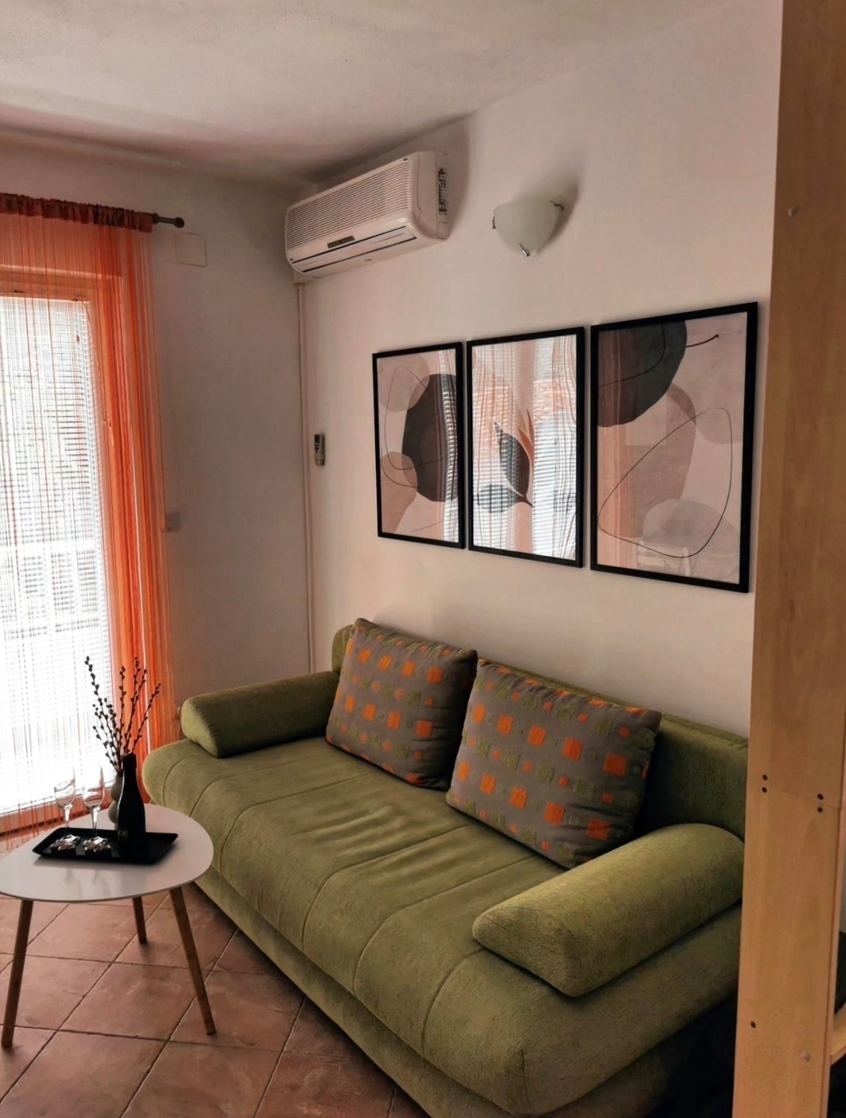 One bedroom apartment near beach Cove Pokrivenik (Hvar) (A-18955-a)