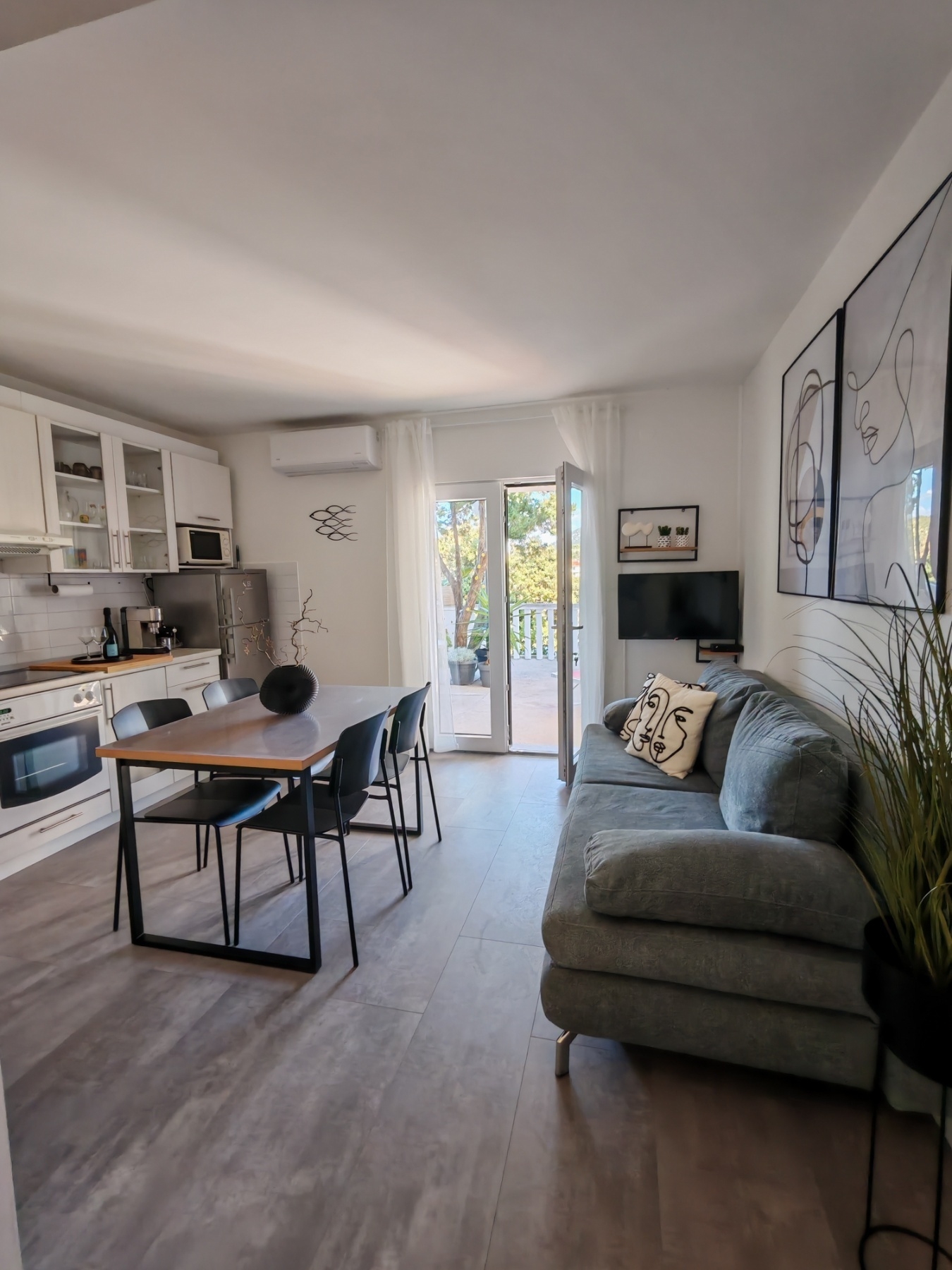 One bedroom apartment near beach Cove Pokrivenik, Hvar (A-18955-b)