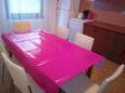 Vodice, Comedor in the apartment, (pet friendly) y WiFi.