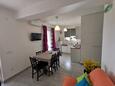 Pakoštane, Blagovaonica u smještaju tipa apartment, dostupna klima i WiFi.