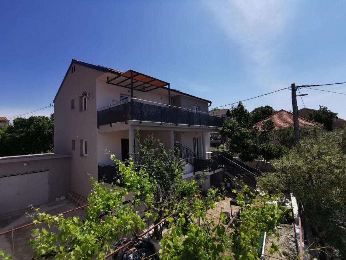 Dvosobni apartma S teraso in pogledom na morje Pakoštane, Biograd  A-a