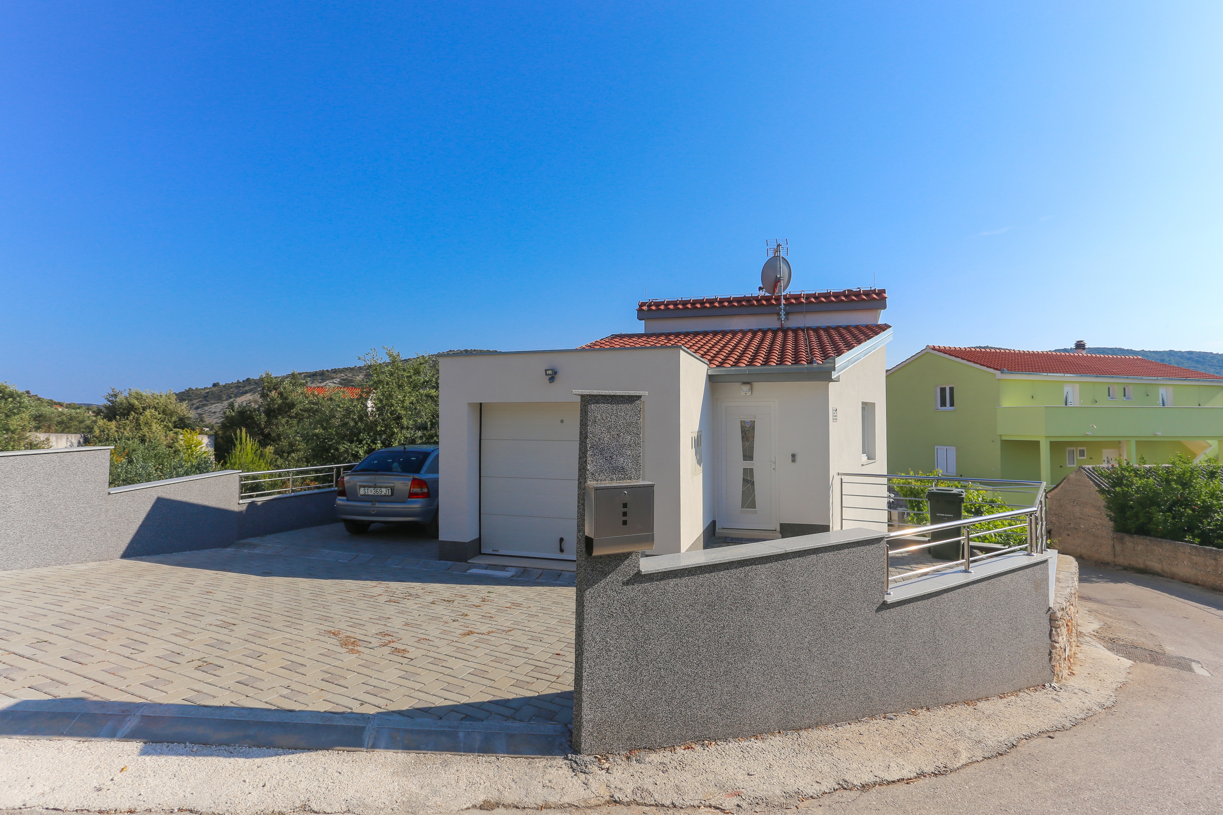 Three bedroom house with terrace and sea view Vinišće, Trogir  K