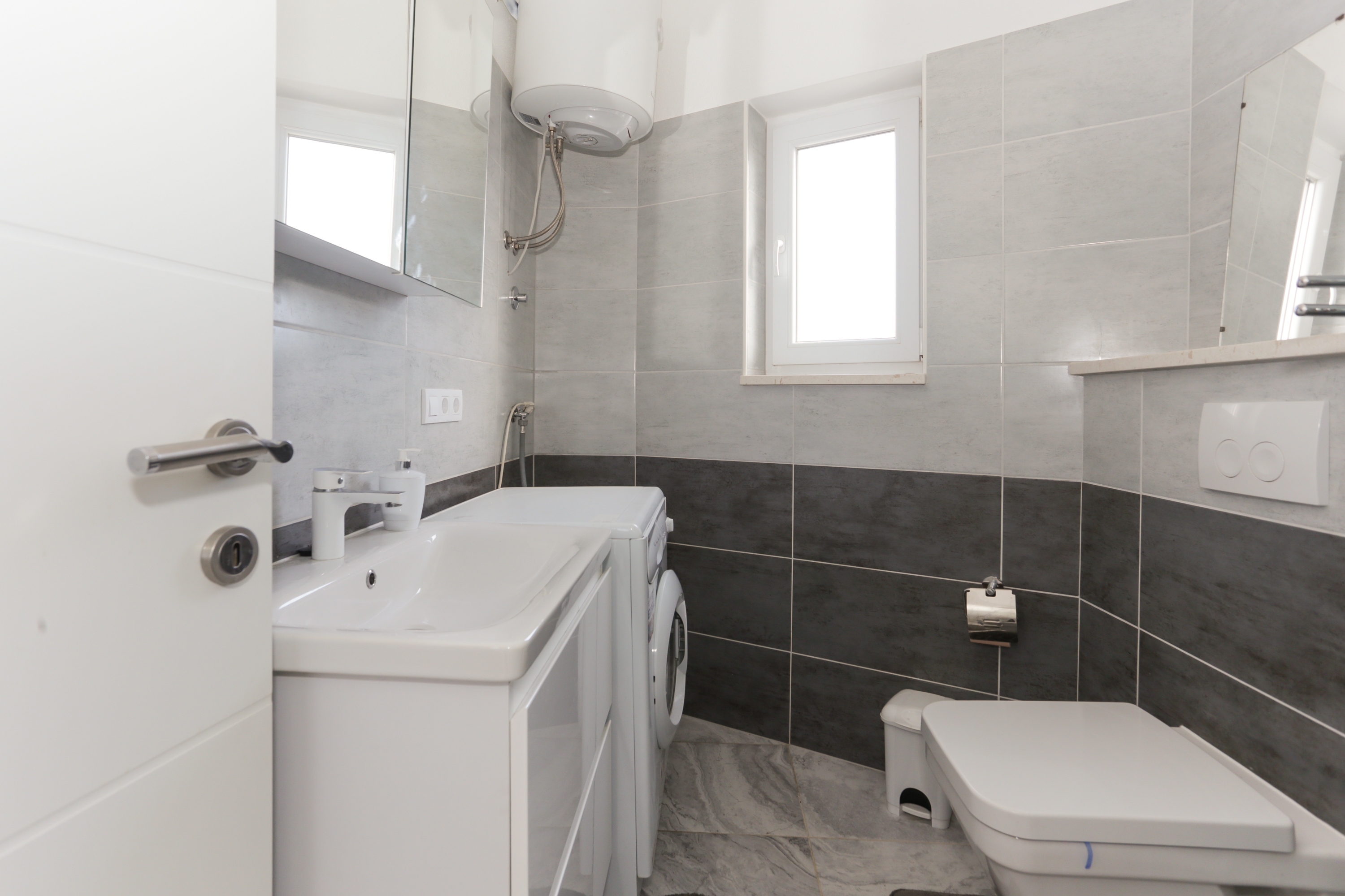 Three bedroom house with terrace and sea view Vinišće, Trogir  K