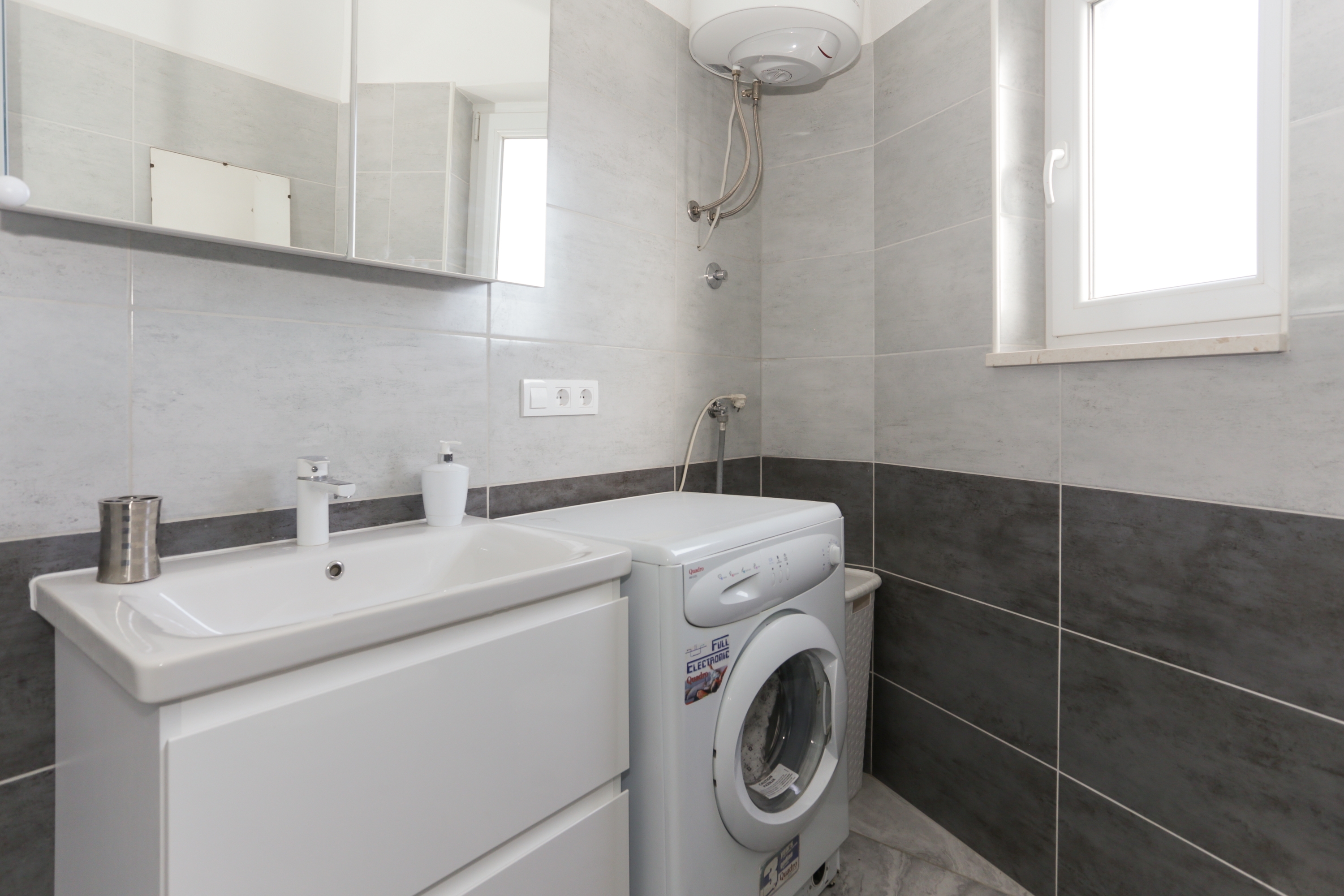 Three bedroom house with terrace and sea view Vinišće, Trogir  K