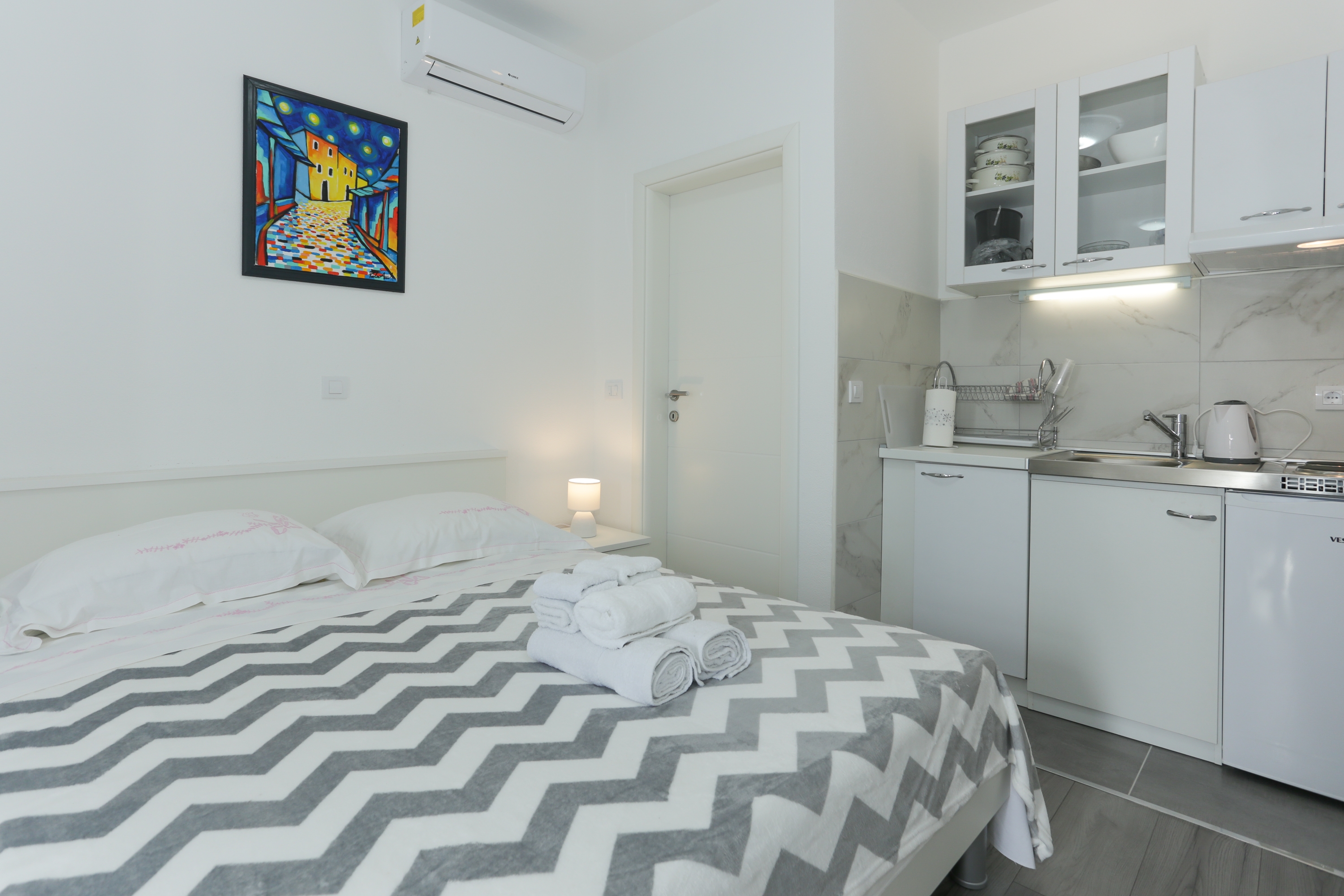 Three bedroom house with terrace and sea view Vinišće, Trogir  K