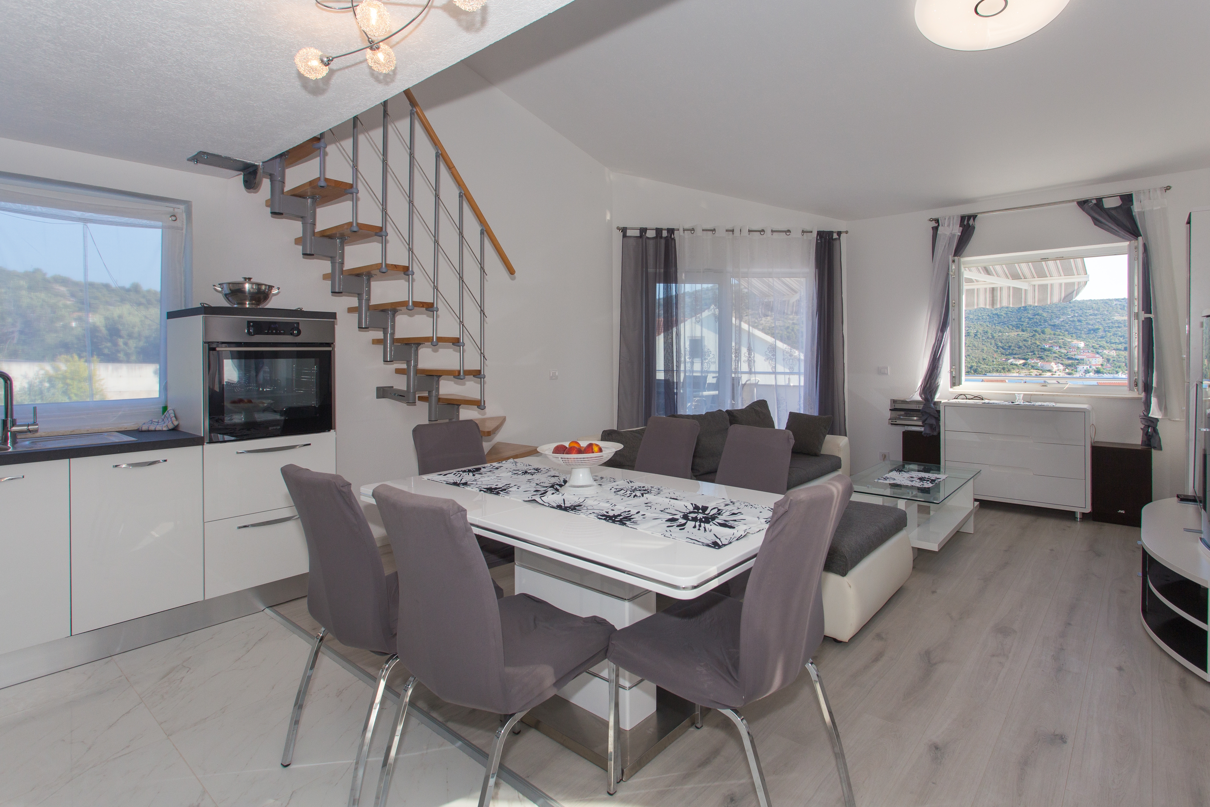 Three bedroom house with terrace and sea view Vinišće, Trogir  K