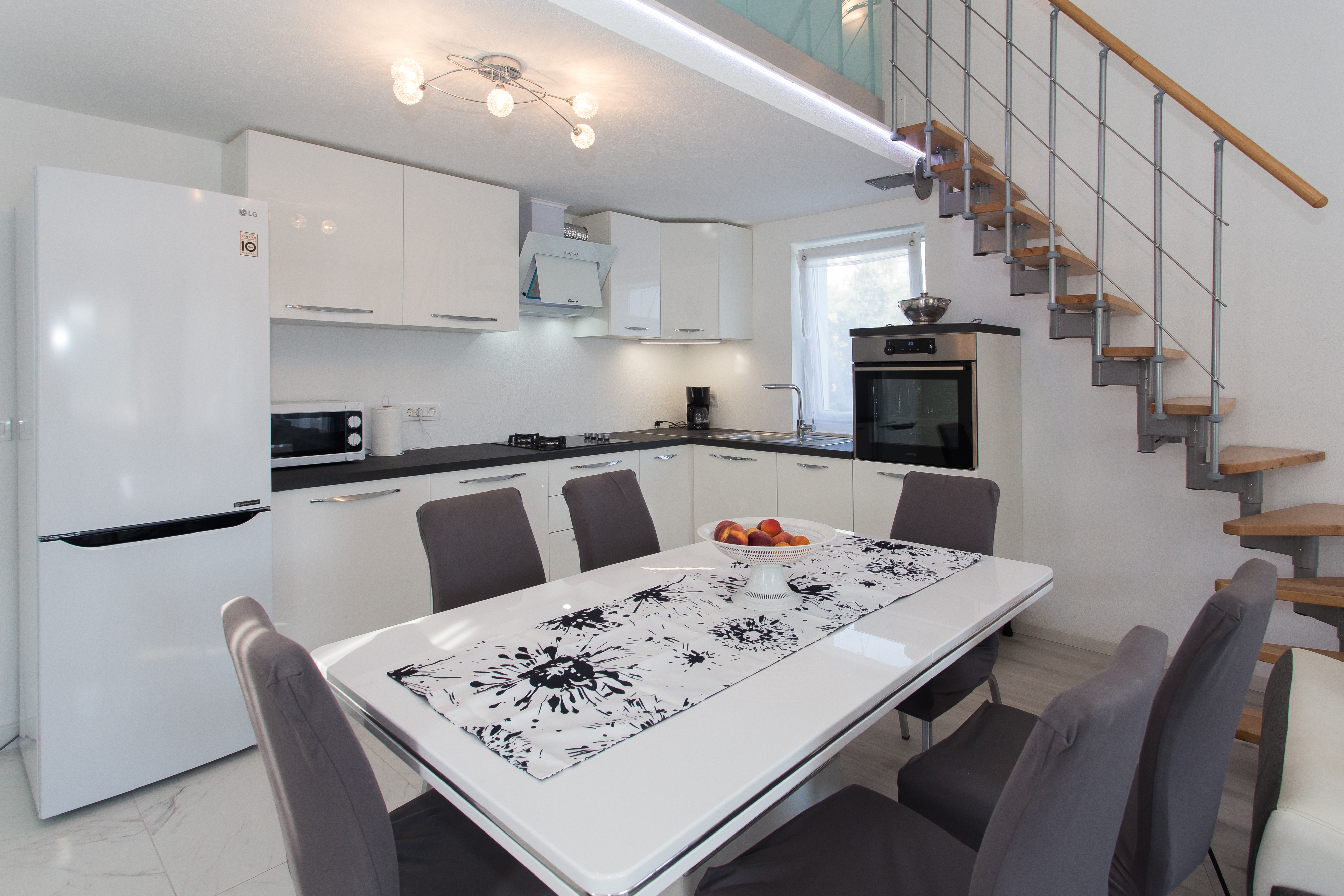 Three bedroom house with terrace and sea view Vinišće, Trogir  K