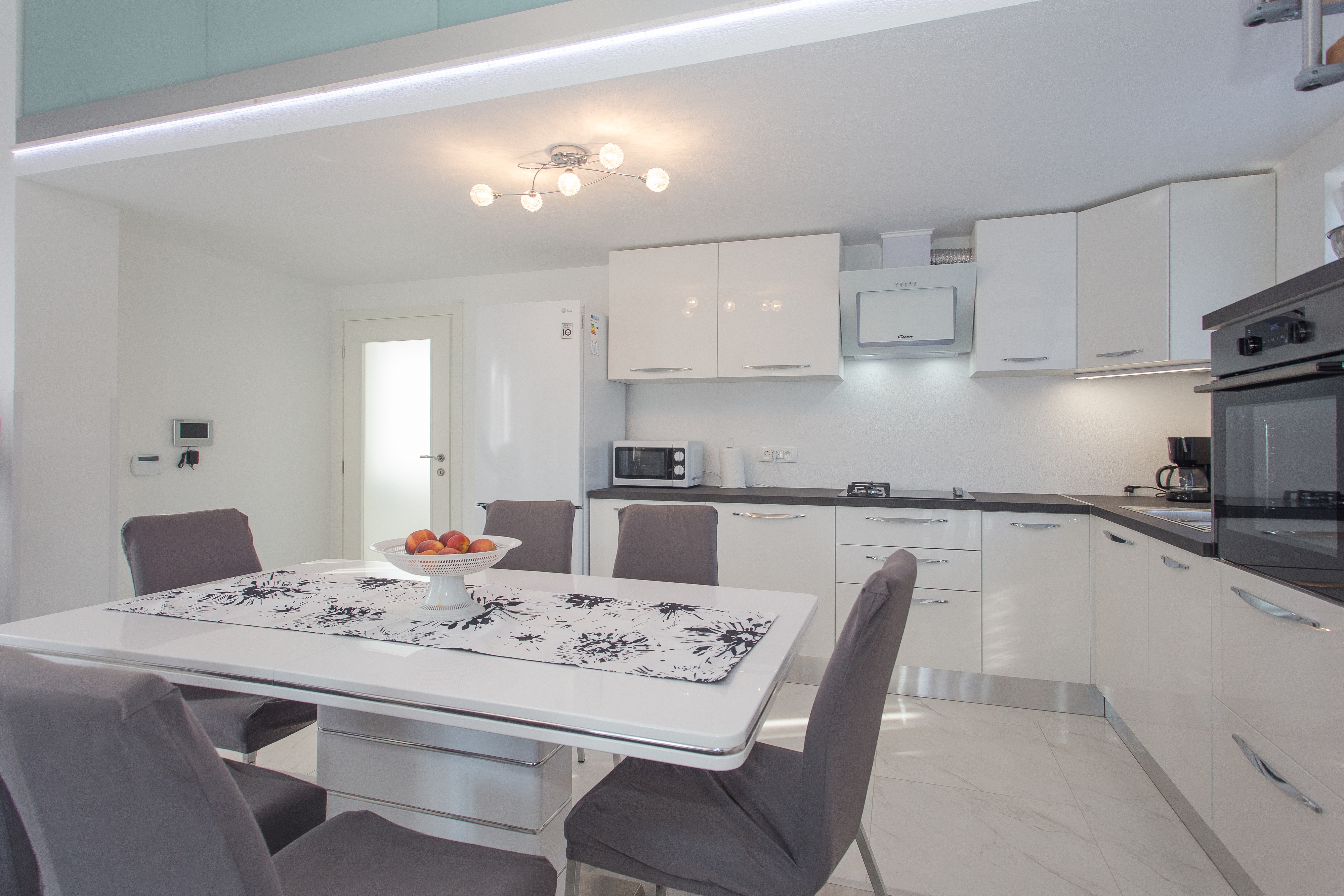 Three bedroom house with terrace and sea view Vinišće, Trogir  K