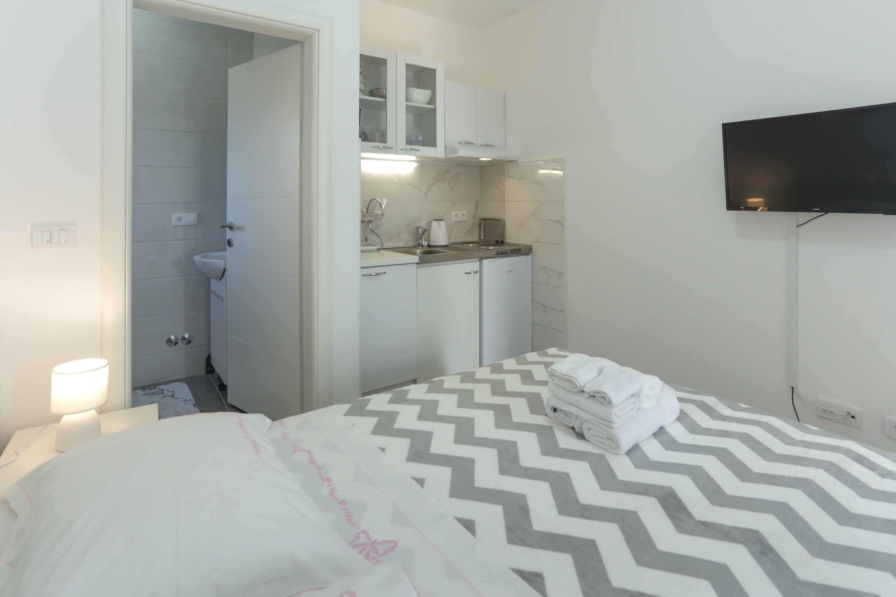 Three bedroom house with terrace and sea view Vinišće, Trogir  K
