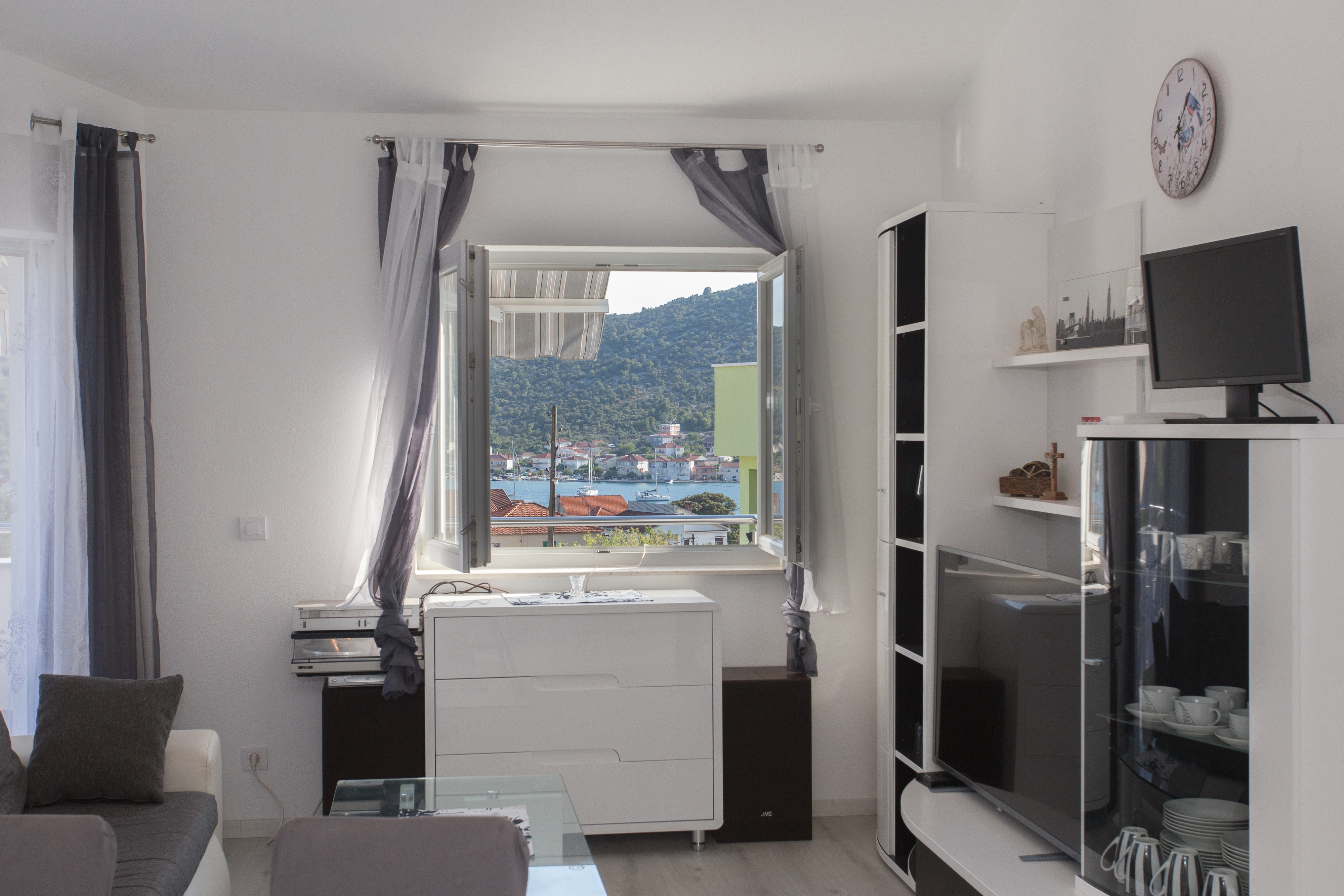 Three bedroom house with terrace and sea view Vinišće, Trogir  K