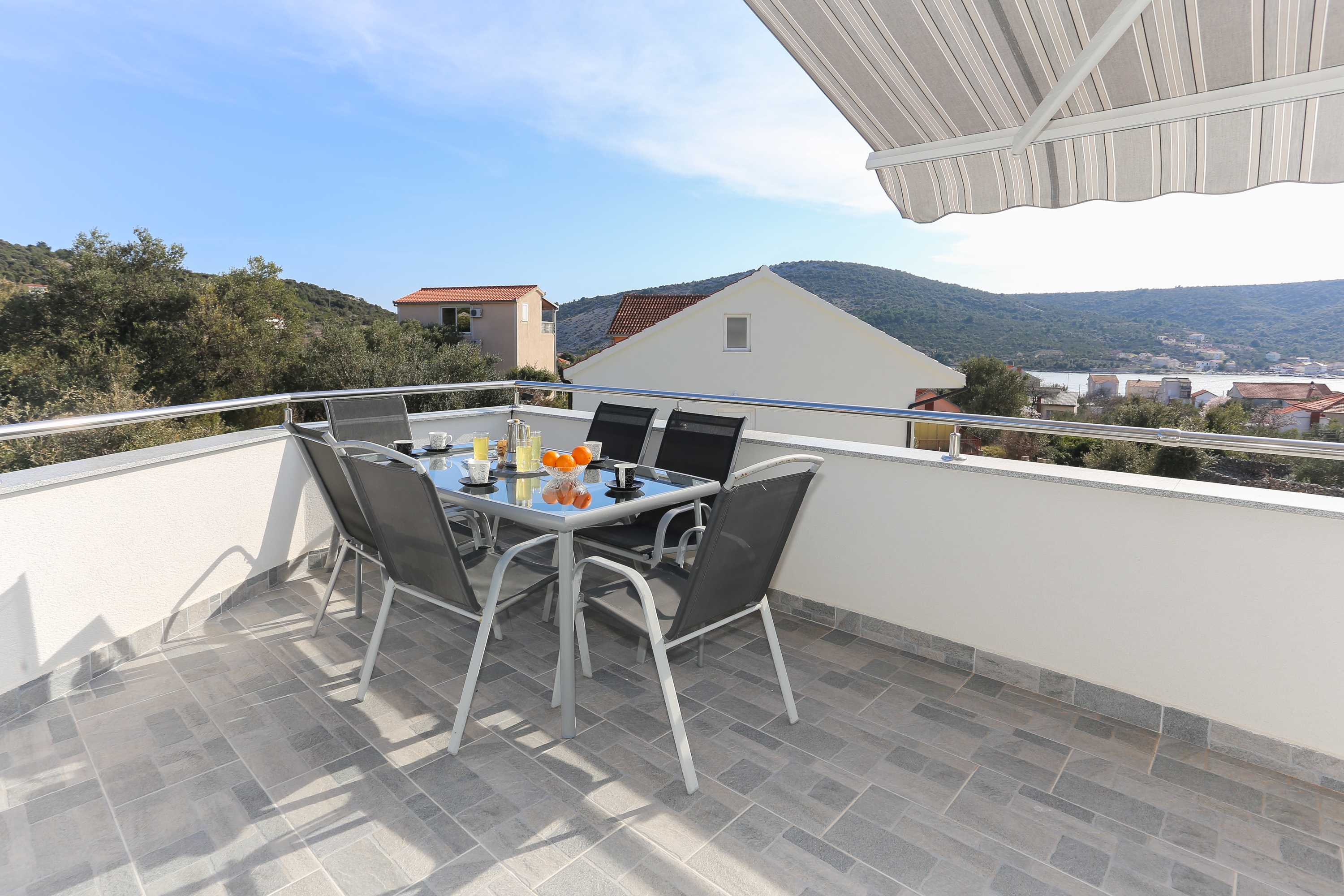 Three bedroom house with terrace and sea view Vinišće, Trogir  K