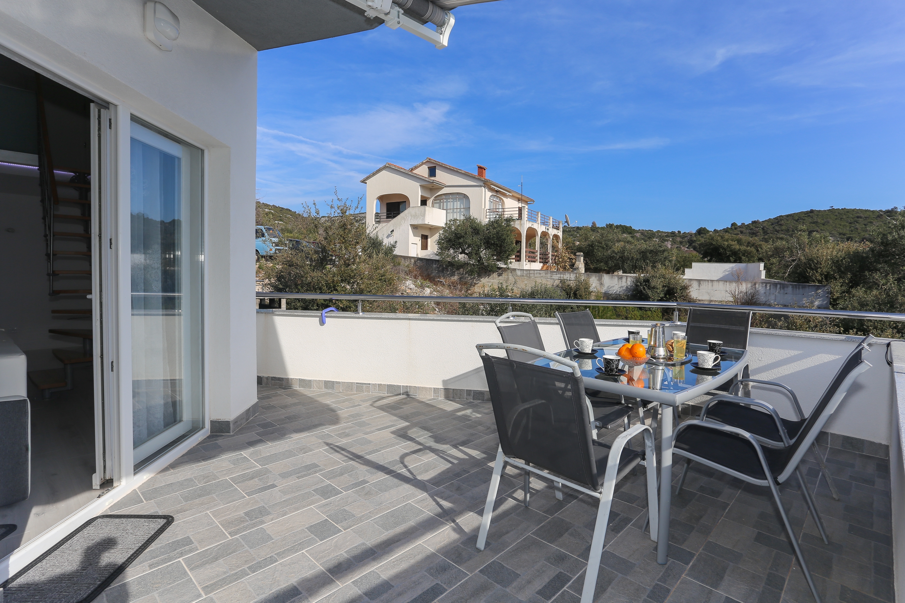 Three bedroom house with terrace and sea view Vinišće, Trogir  K