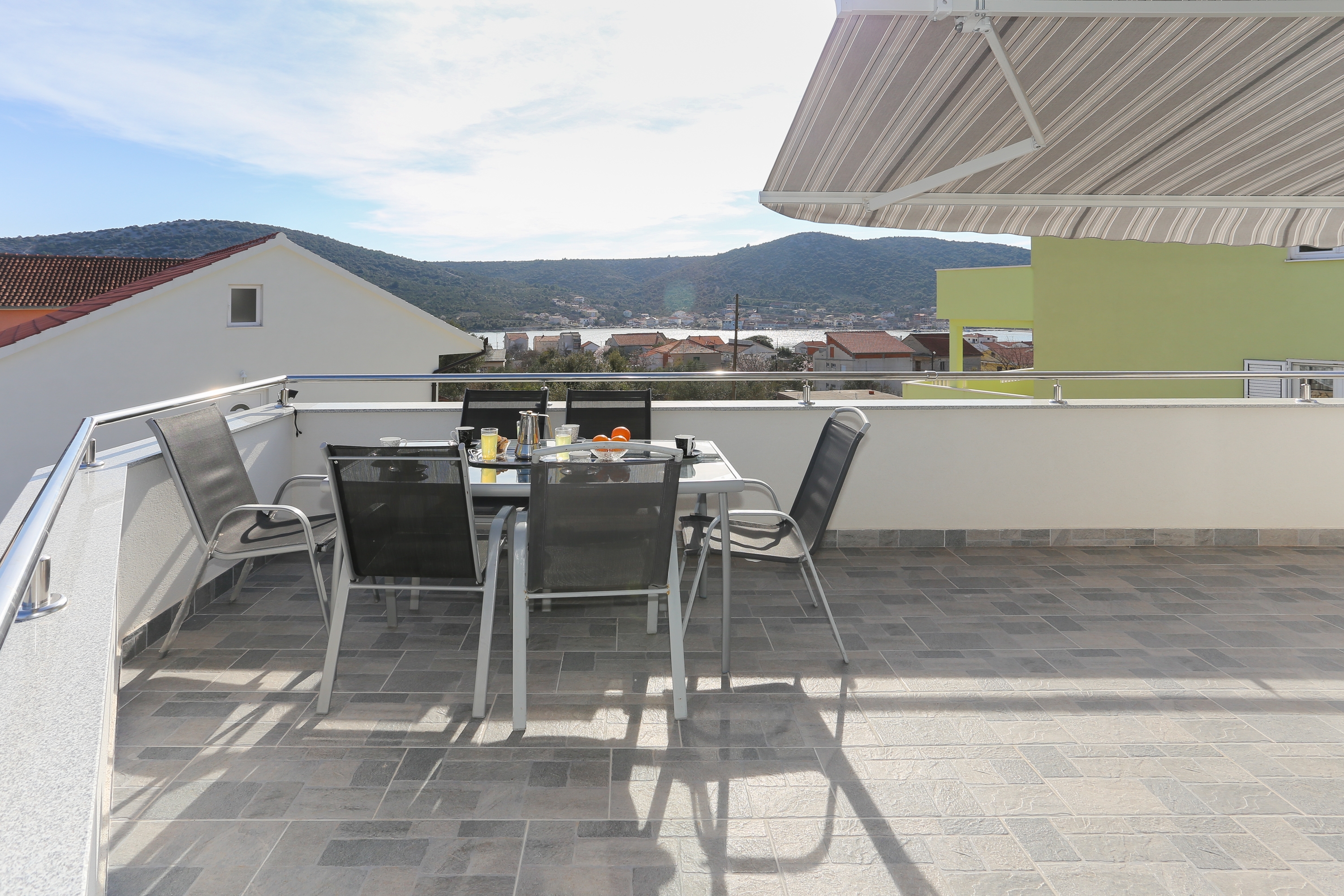 Three bedroom house with terrace and sea view Vinišće, Trogir  K