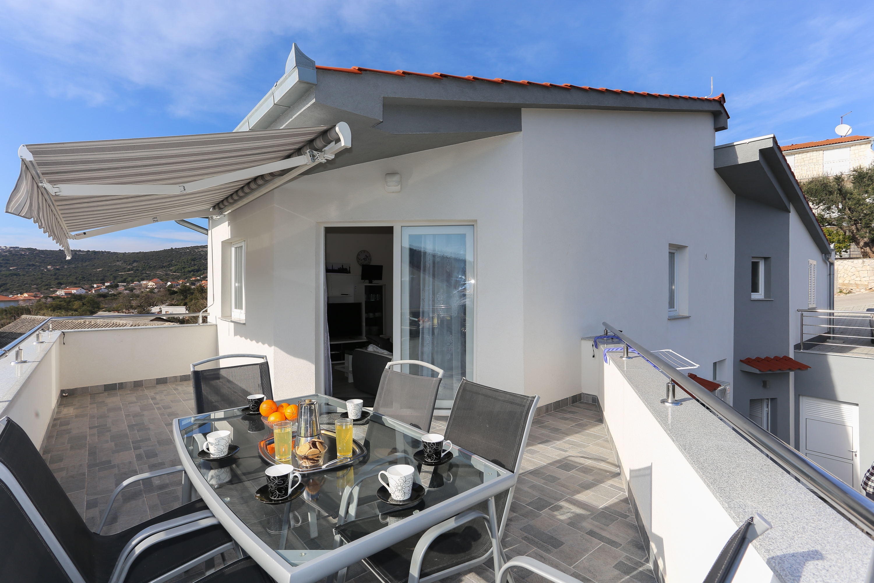 Three bedroom house with terrace and sea view Vinišće, Trogir  K