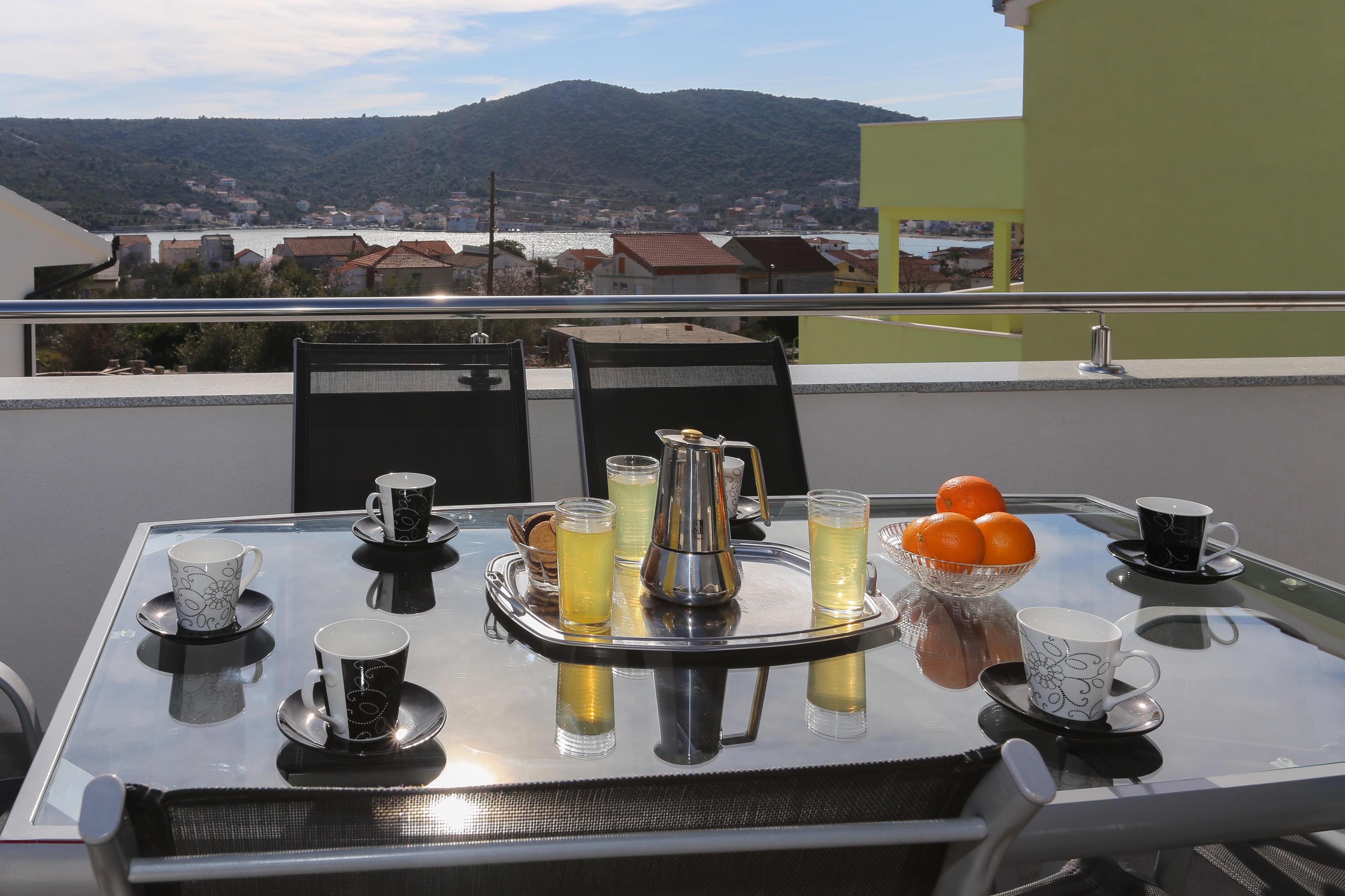 Three bedroom house with terrace and sea view Vinišće, Trogir  K