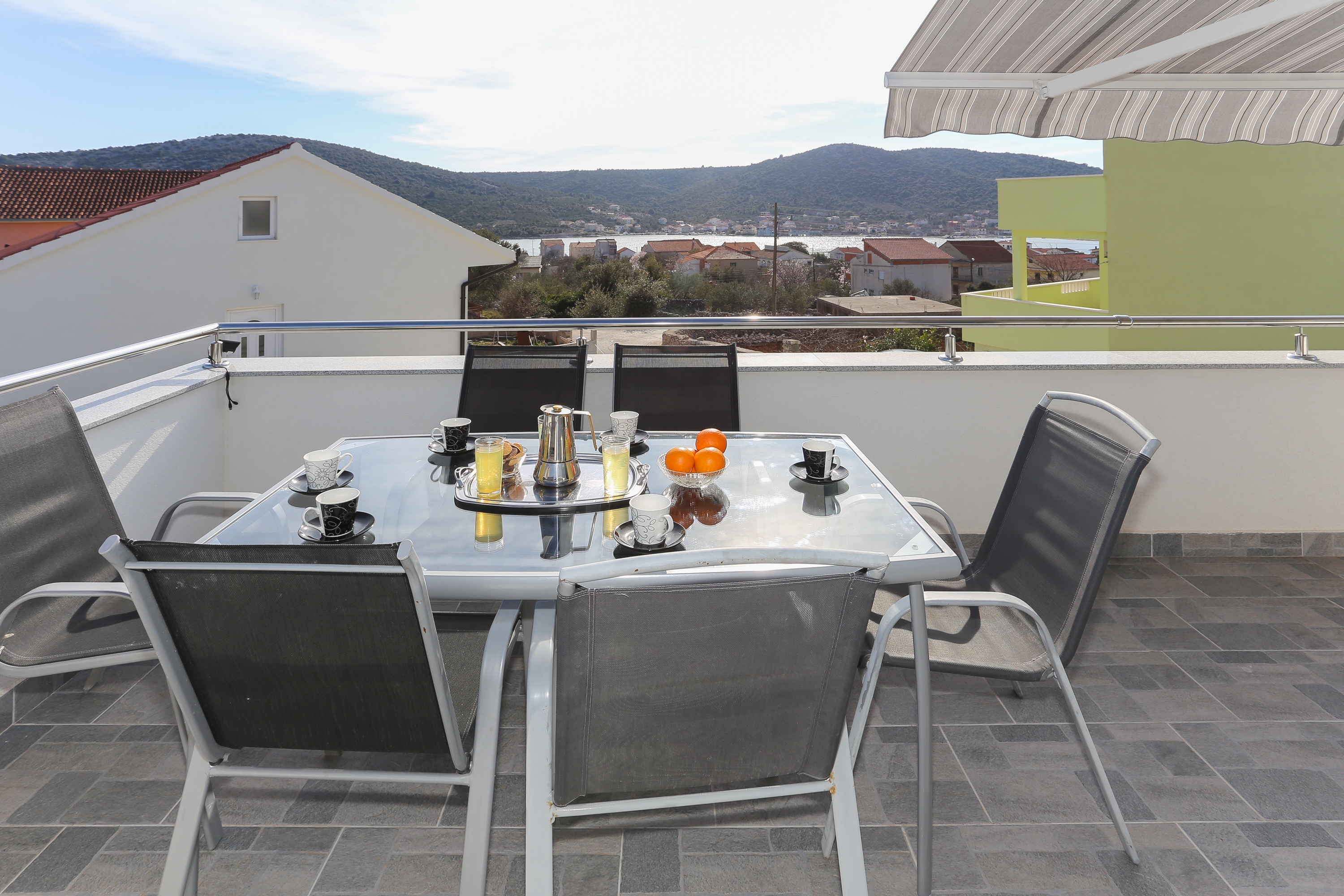 Three bedroom house with terrace and sea view Vinišće, Trogir  K