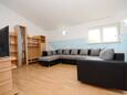 Tkon, Obývací pokoj v ubytování typu apartment, s klimatizací, domácí mazlíčci povoleni a WiFi.