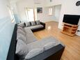 Tkon, Obývací pokoj v ubytování typu apartment, s klimatizací, domácí mazlíčci povoleni a WiFi.