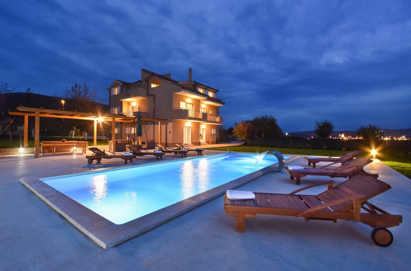 Comfortable and spacious house with terrace Dugopolje, Zagora  K