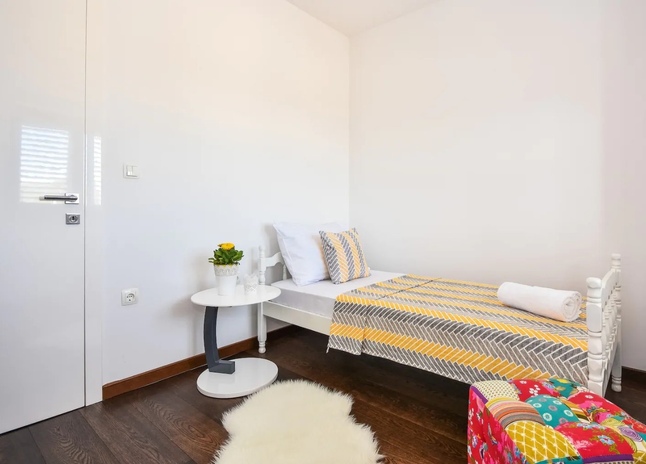 Comfortable and spacious house with terrace Dugopolje, Zagora  K