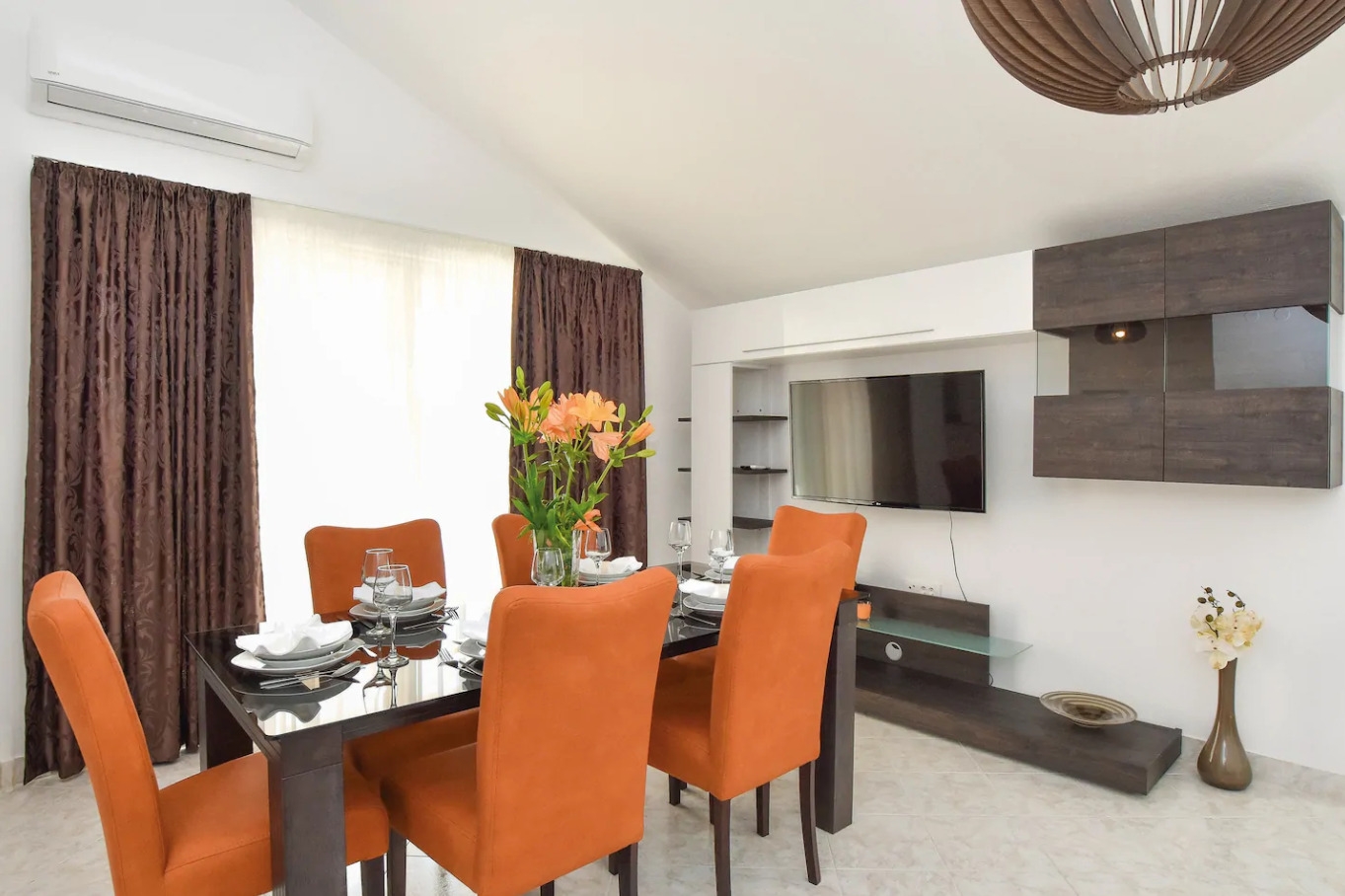 Comfortable and spacious house with terrace Dugopolje, Zagora  K