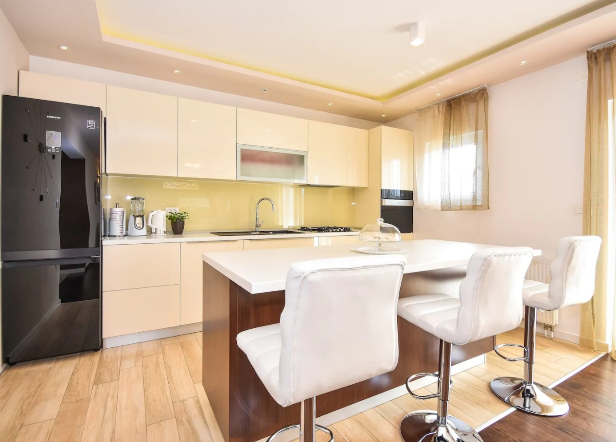 Comfortable and spacious house with terrace Dugopolje, Zagora  K