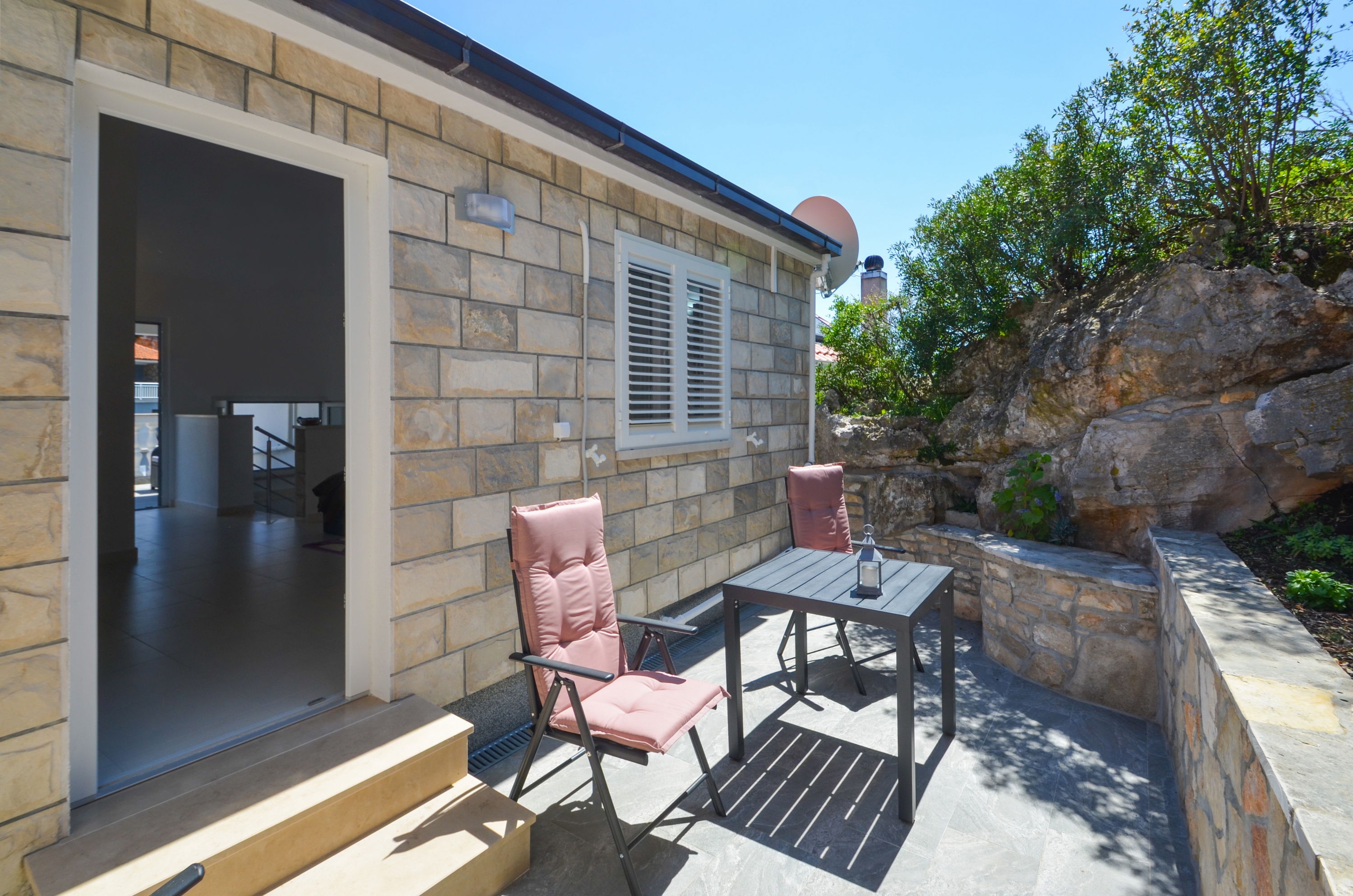 One bedroom house with terrace and sea view Zavalatica, Korčula  K