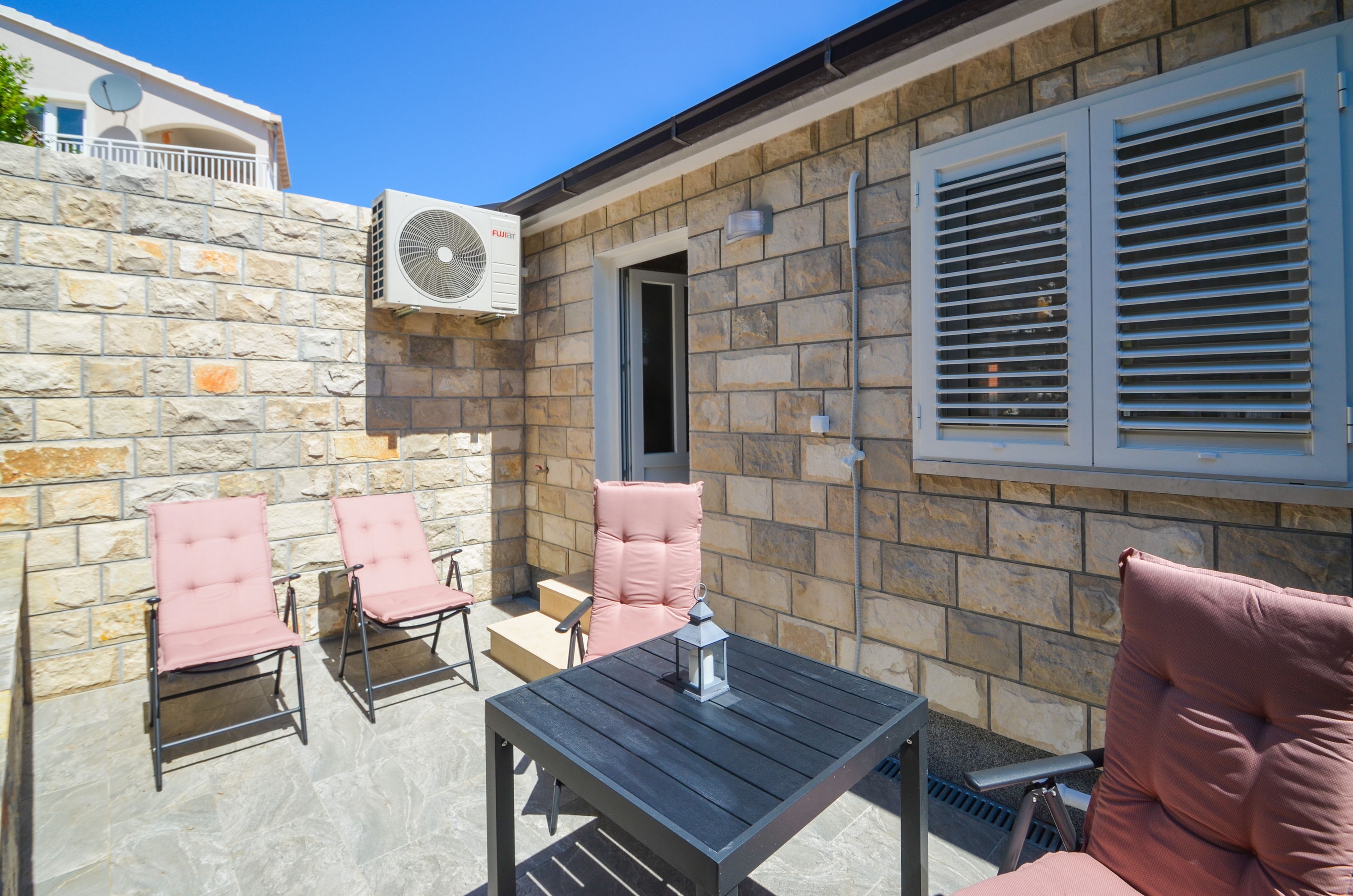 One bedroom house with terrace and sea view Zavalatica, Korčula  K