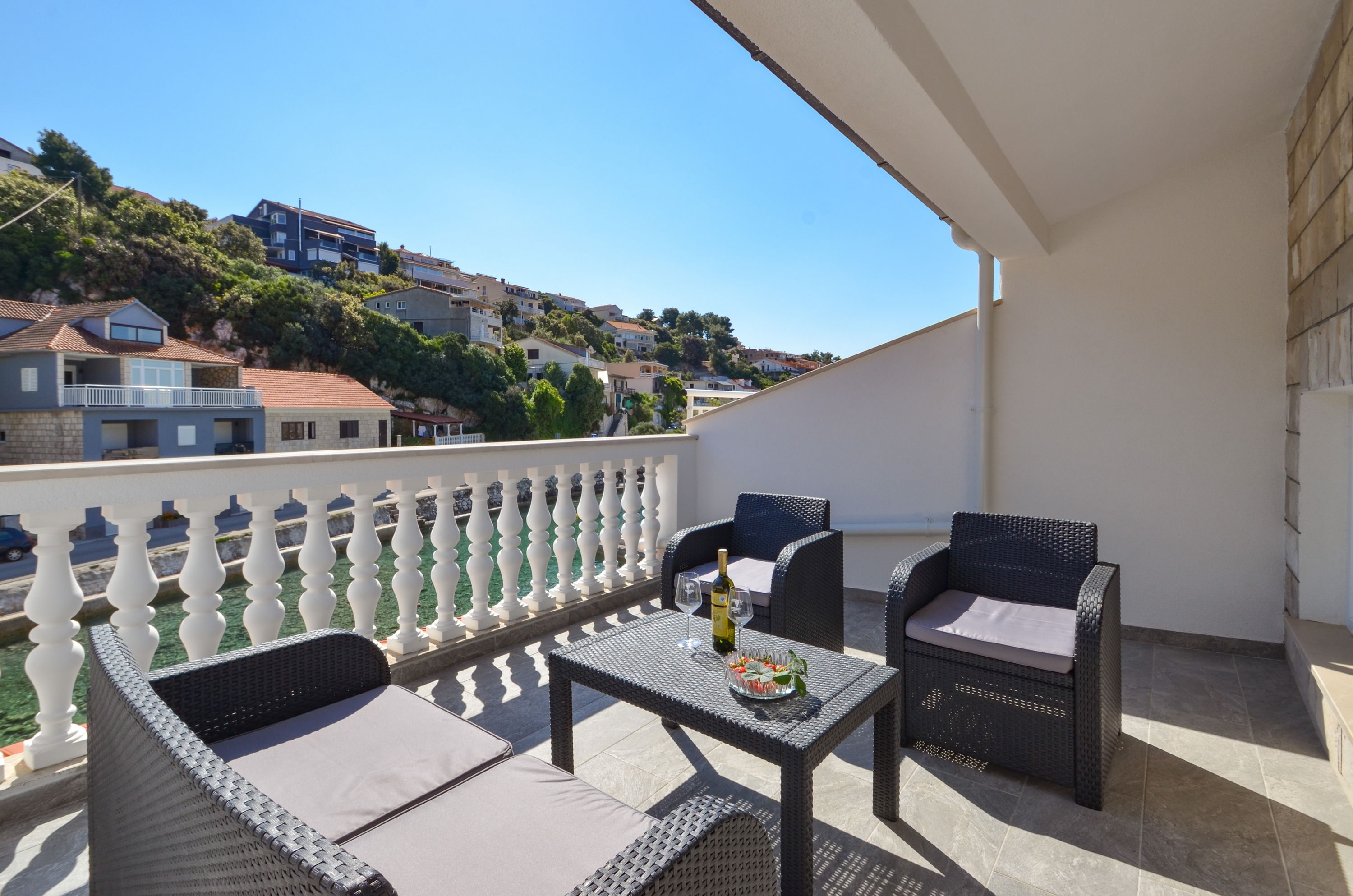 One bedroom house with terrace and sea view Zavalatica, Korčula  K