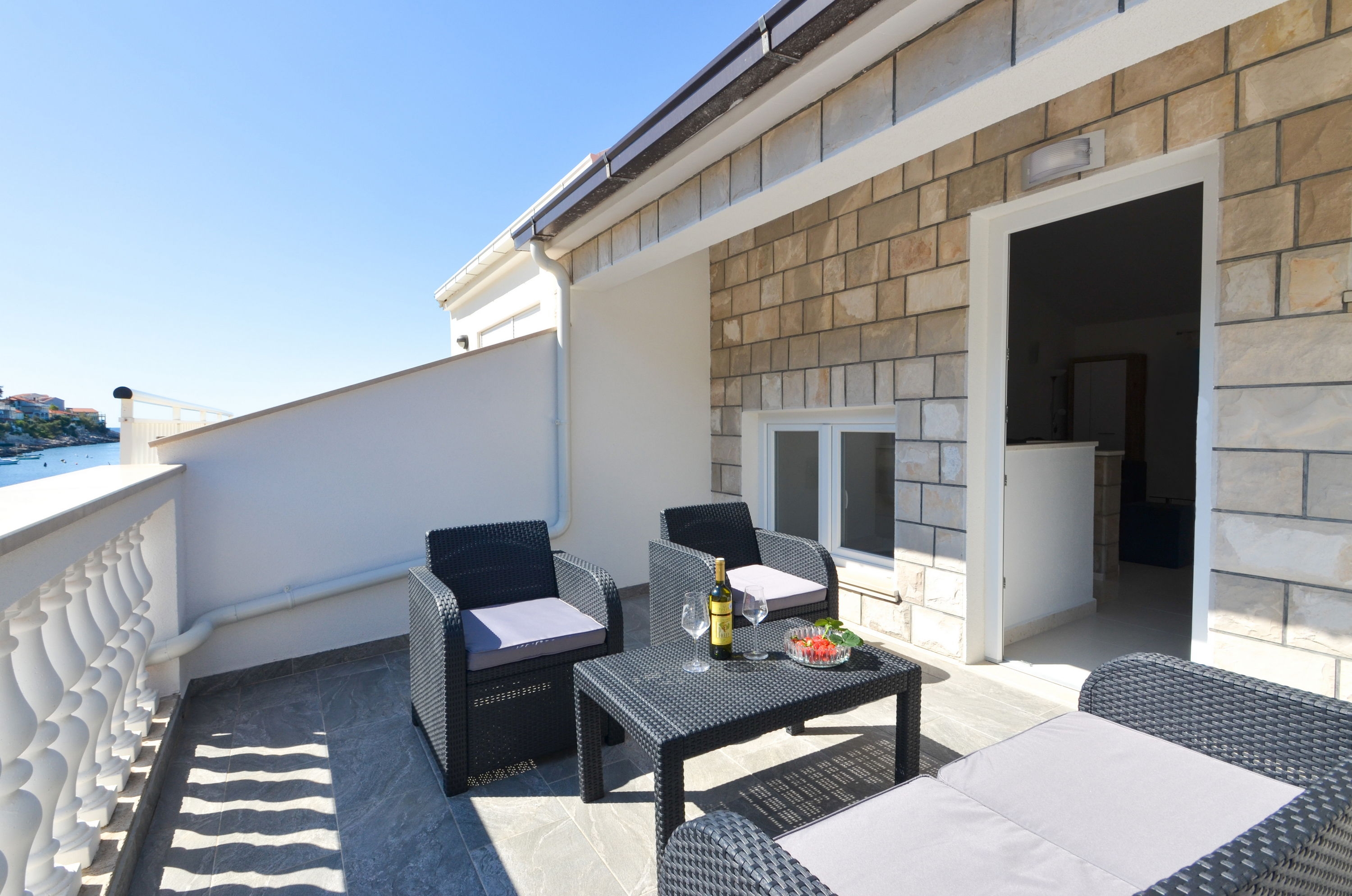 One bedroom house with terrace and sea view Zavalatica, Korčula  K