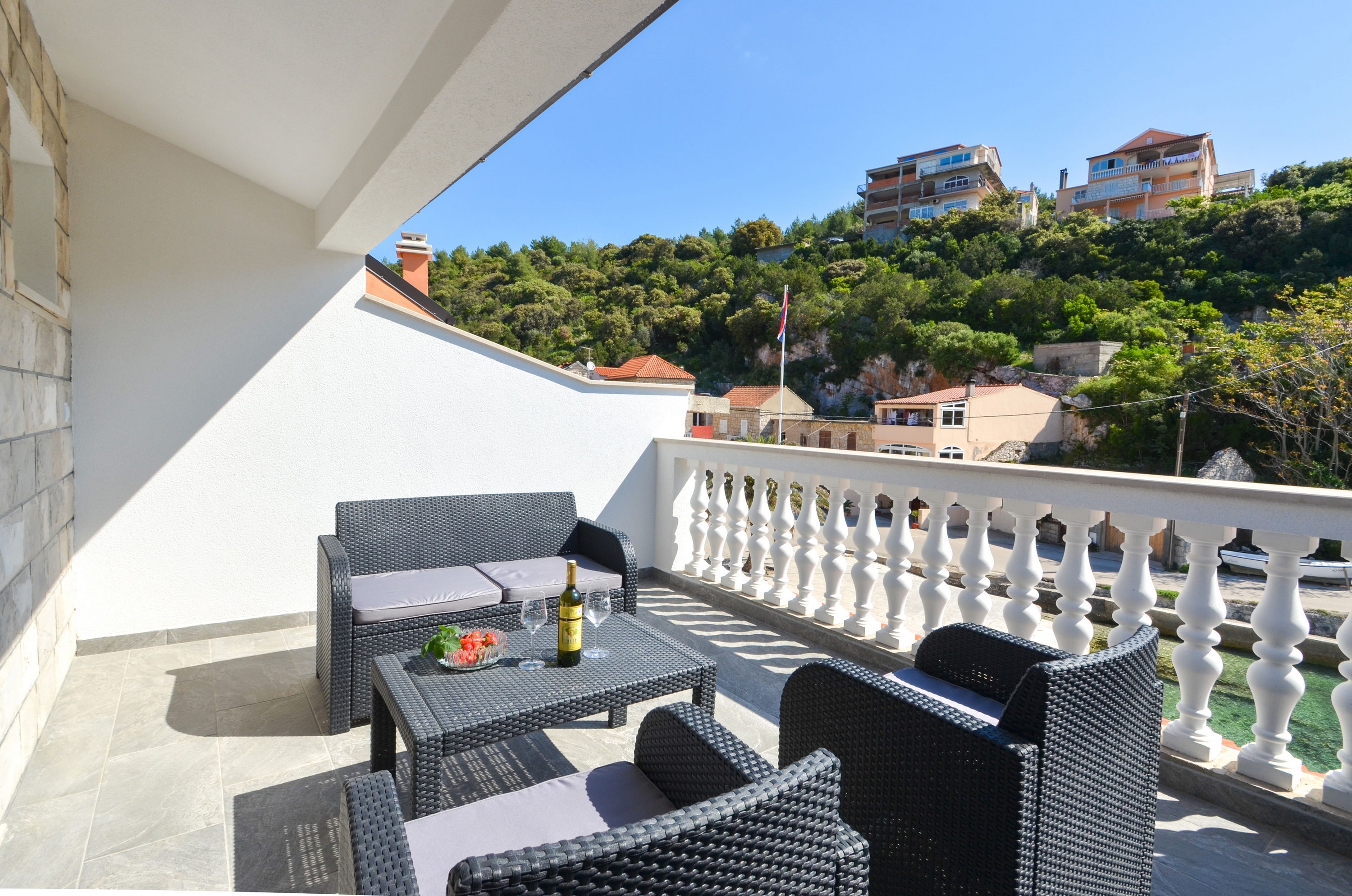 One bedroom house with terrace and sea view Zavalatica, Korčula  K