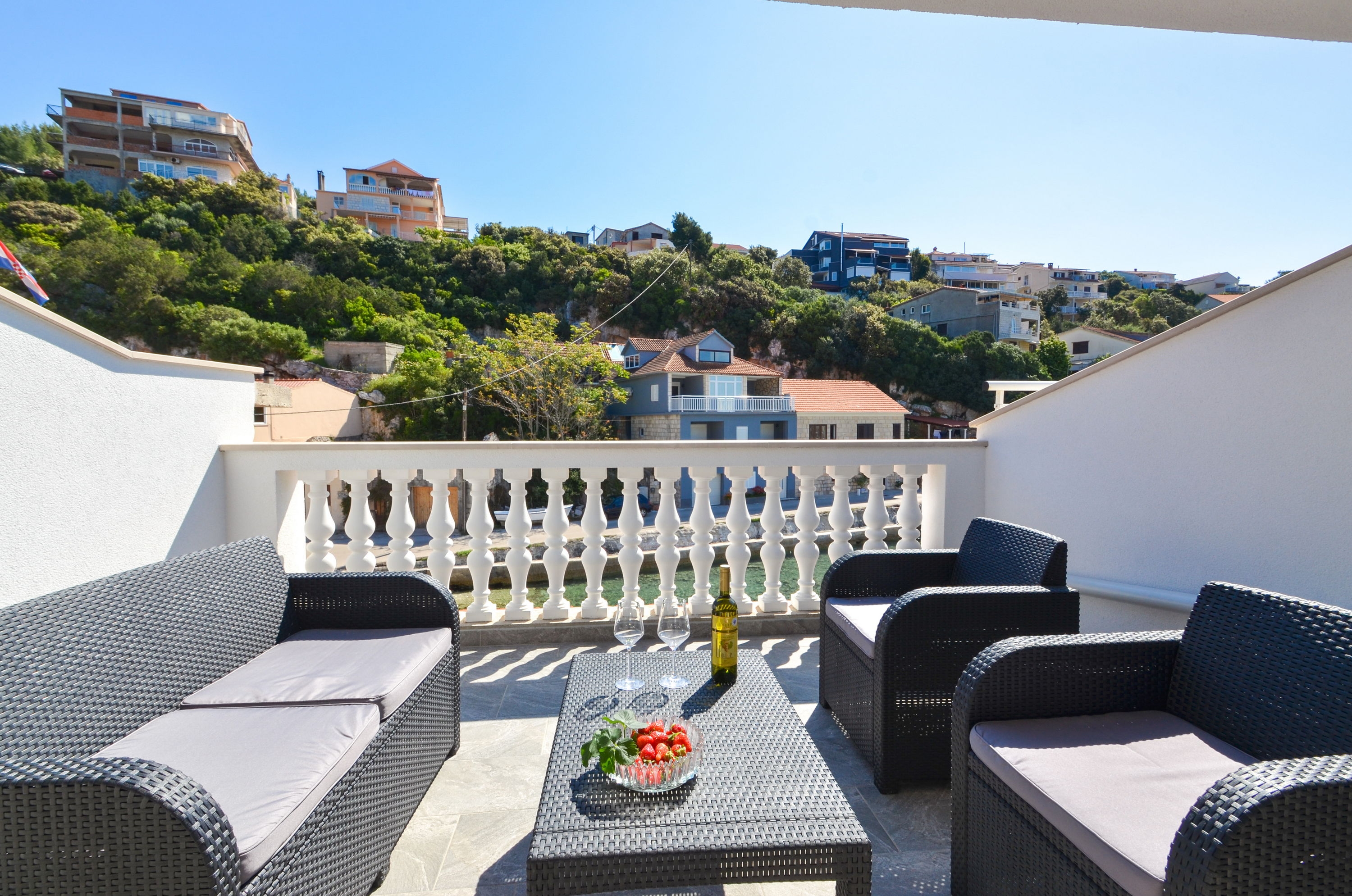 One bedroom house with terrace and sea view Zavalatica, Korčula  K