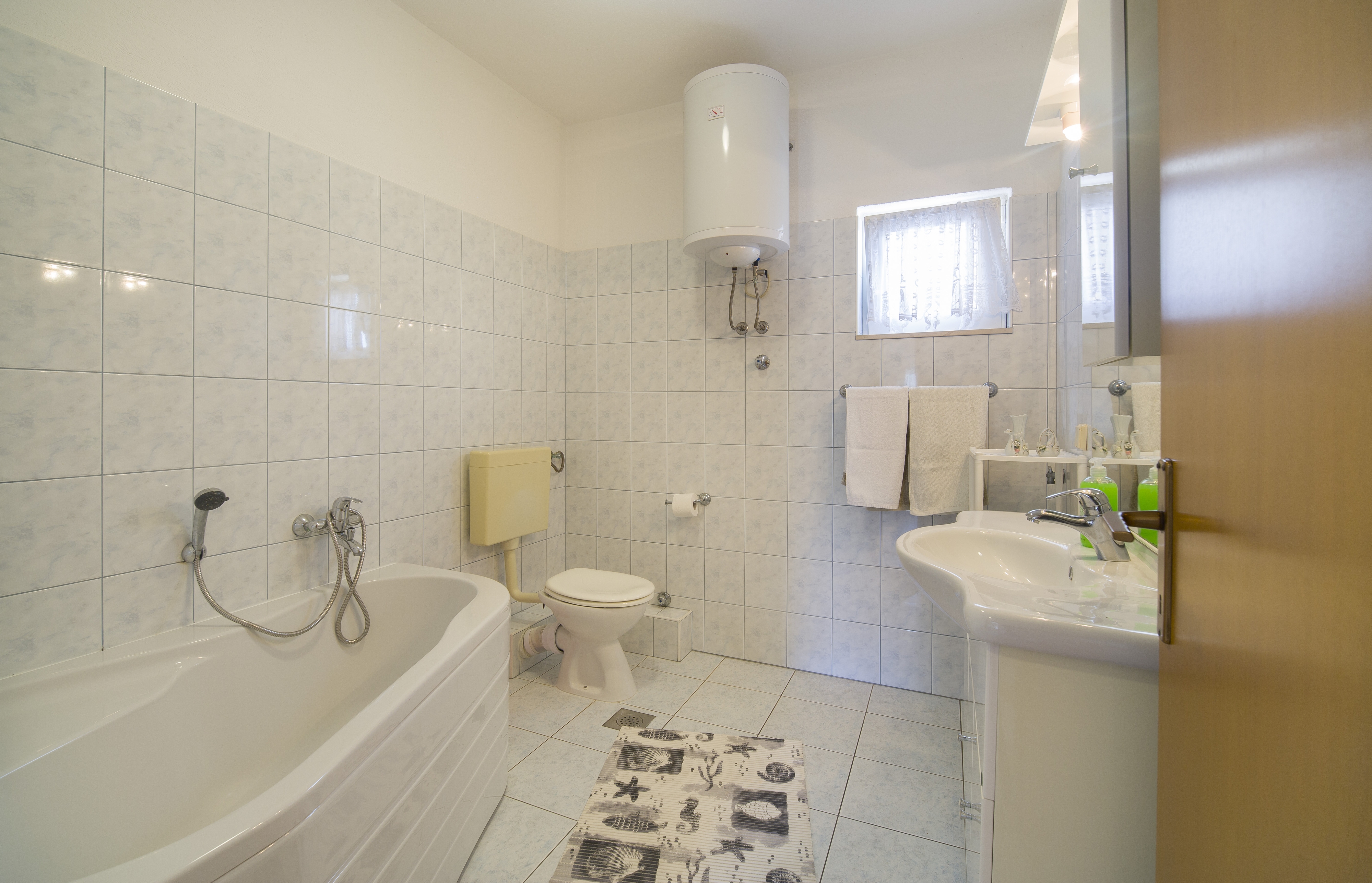 Two bedroom apartment with balcony and sea view Poljica, Trogir  A-b